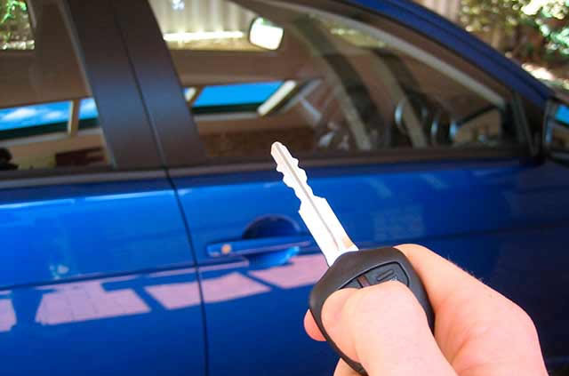 Lembre de trancar a porta do carro e janelas quando sair do carro